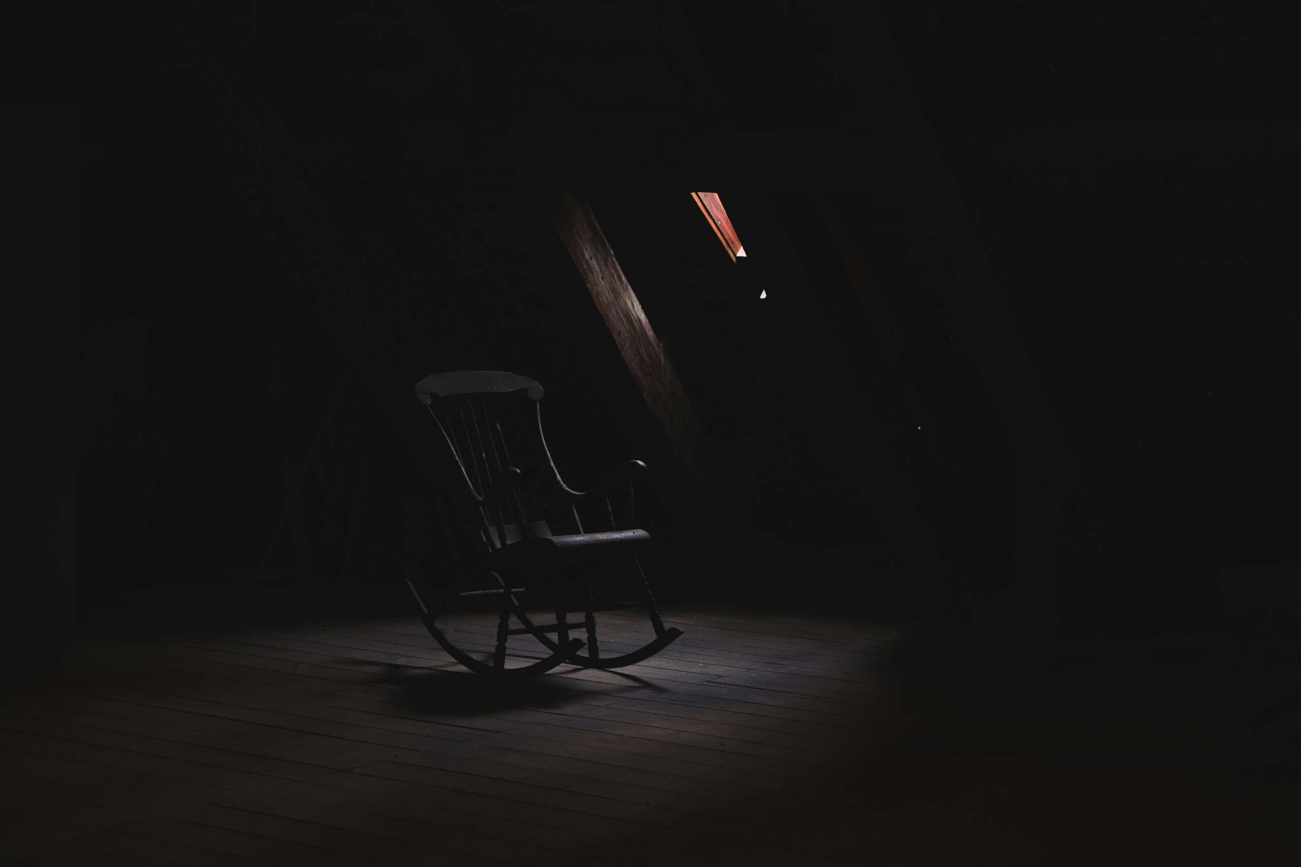 house-rocking-chair-dark-13b1e437ed42c7e67ef963c8bbd9c06a